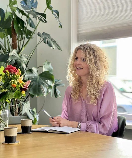 Nina, NLP coach bij The Fit Company, aan tafel tijdens een coachgesprek